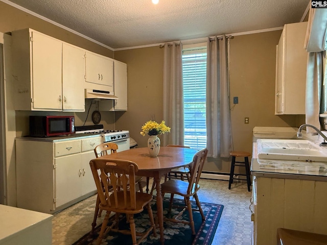714 E Dunlap St, Lancaster, SC 29720 - kitchen with under cabinet range hood, light flooring, crown molding, white range with gas cooktop, and a textured ceiling