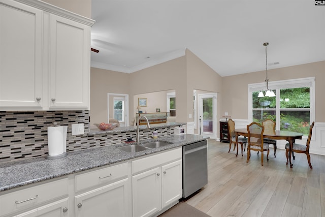 383 Summersweet Ct, Blythewood, SC 29016 - kitchen featuring dishwasher, a sink, light wood-style floors, a peninsula, and tasteful backsplash