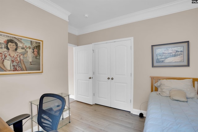 383 Summersweet Ct, Blythewood, SC 29016 - bedroom featuring crown molding, light wood-style flooring, a closet, and baseboards