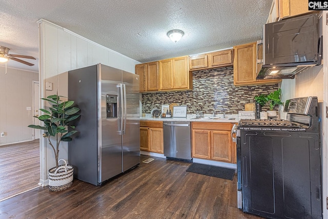 711 Parrish Dr, Mullins, SC 29574 - kitchen featuring stainless steel appliances, dark wood-style floors, light countertops, a sink, and a textured ceiling