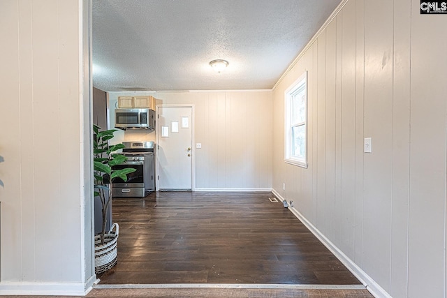 711 Parrish Dr, Mullins, SC 29574 - foyer with dark wood-style flooring, a textured ceiling, and baseboards