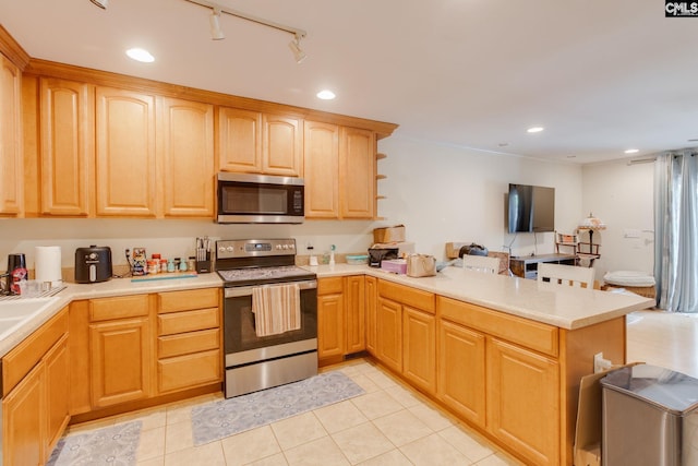 301 Harbor Heights Dr Unit 17D, Lexington, SC 29072 - kitchen featuring stainless steel appliances, a peninsula, light countertops, and recessed lighting