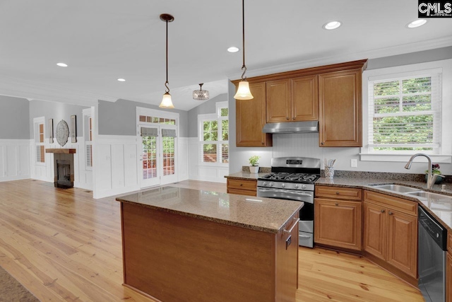 100 Julia Ct, Lexington, SC 29072 - kitchen featuring stainless steel appliances, under cabinet range hood, light wood finished floors, stone countertops, and a center island