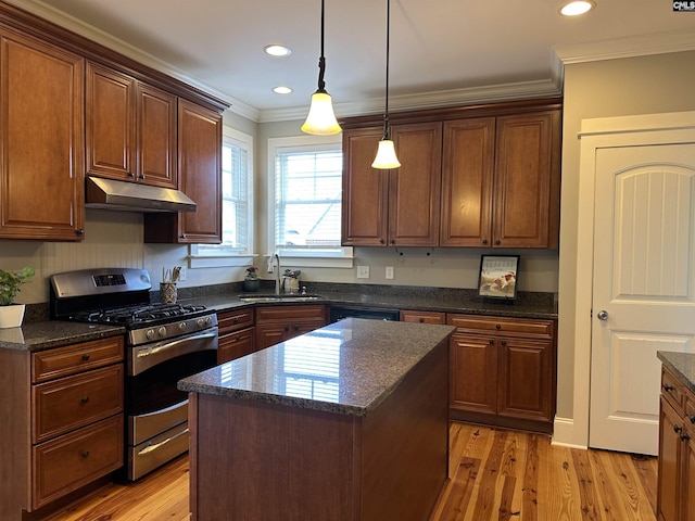 100 Julia Ct, Lexington, SC 29072 - kitchen featuring stainless steel gas stove, under cabinet range hood, a center island, crown molding, and light wood finished floors