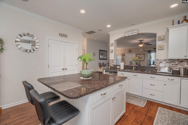 532 Ariel Cir, Lexington, SC 29072 - kitchen featuring ceiling fan, a breakfast bar, dark wood-style flooring, white cabinets, and crown molding