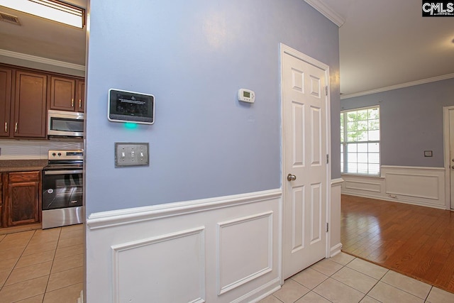 418 Abbeydale Way, Columbia, SC 29229 - kitchen with appliances with stainless steel finishes, light tile patterned floors, crown molding, and wainscoting