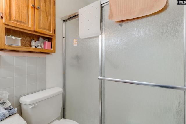 2161 Tanglewood Rd, Sumter, SC 29154 - full bath featuring a shower stall and backsplash