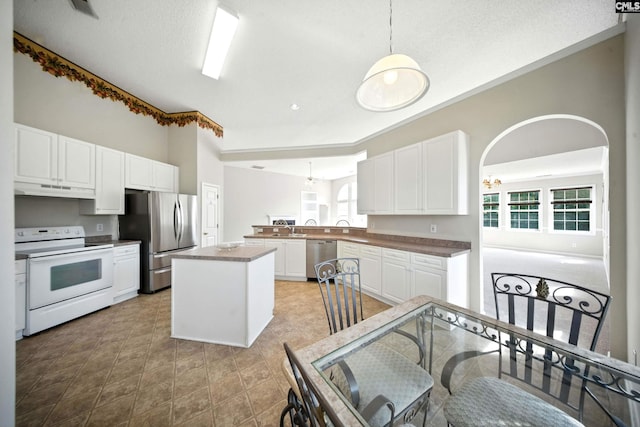 216 Founders Ridge Rd, Columbia, SC 29229 - kitchen featuring stainless steel appliances, under cabinet range hood, white cabinetry, pendant lighting, and a peninsula