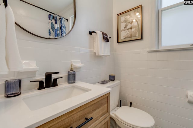 335-337 S Woodrow St, Columbia, SC 29205 - full bathroom with tile walls, vanity, and a shower with shower curtain