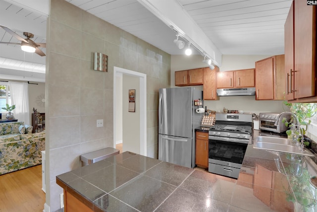 711 Sunset Dr, Columbia, SC 29203 - kitchen featuring appliances with stainless steel finishes, under cabinet range hood, a ceiling fan, tile walls, and a peninsula