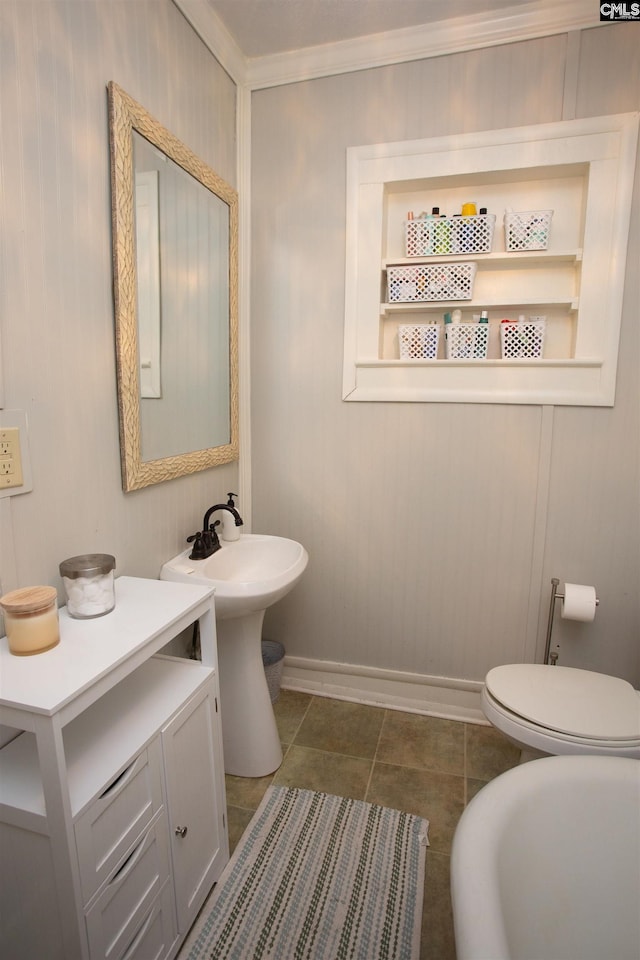 616 Mcrae Rd, Camden, SC 29020 - bathroom featuring baseboards and crown molding