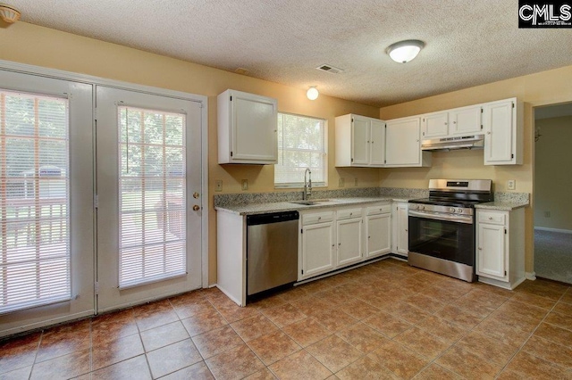 125 Durham Creek Ct, Columbia, SC 29229 - kitchen featuring appliances with stainless steel finishes, under cabinet range hood, white cabinets, and a textured ceiling