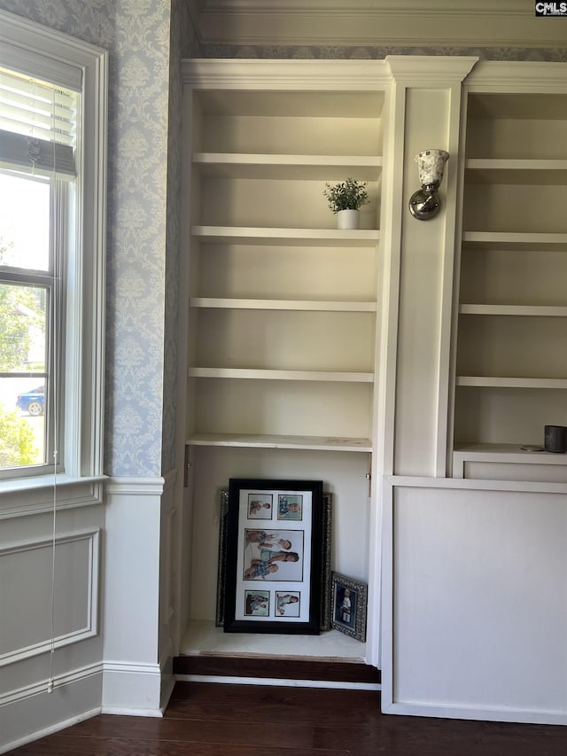 127 Brooklet Dr, Lexington, SC 29072 - detailed view of wallpapered walls, wood finished floors, and built in features