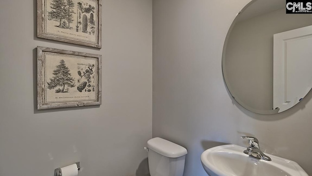 bathroom featuring toilet and sink