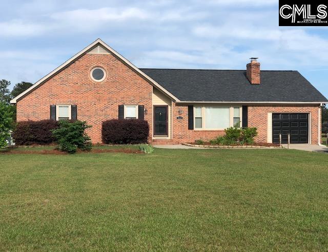 view of front of home featuring a front yard and a garage