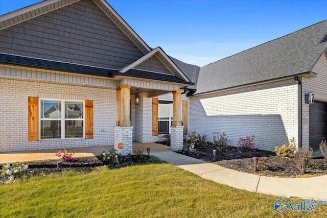 craftsman inspired home featuring a porch and a front lawn