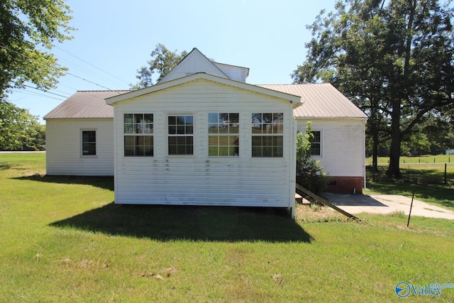 view of side of property featuring a lawn