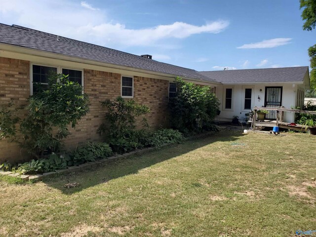 view of front of property with a front lawn
