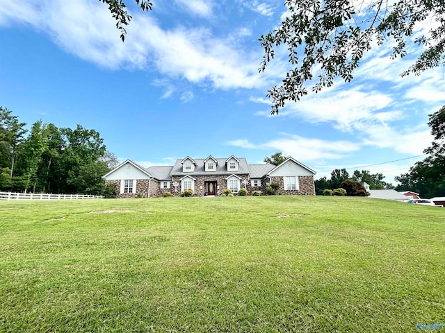 view of front facade with a front yard