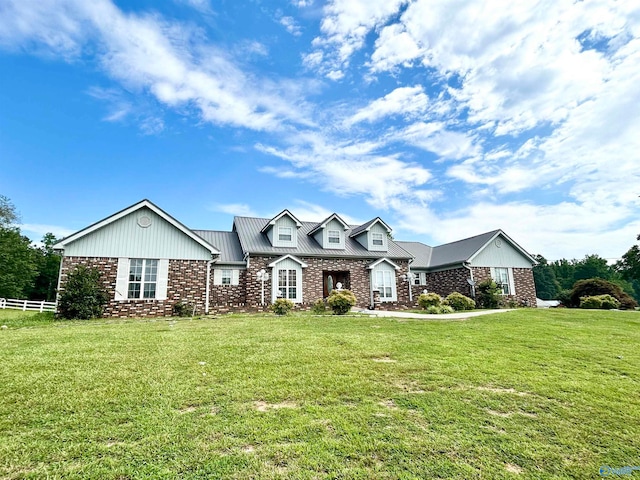 view of front facade featuring a front yard