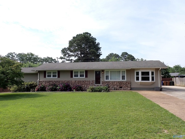 724 Frost St SW, Hartselle, AL 35640 - single story home featuring stone siding and a front lawn
