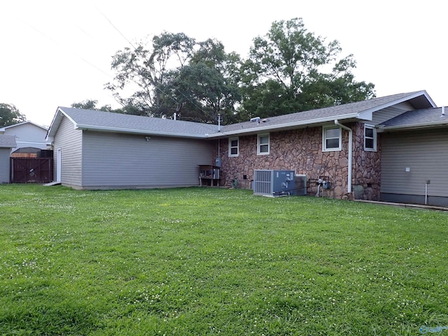 724 Frost St SW, Hartselle, AL 35640 - rear view of property with a lawn