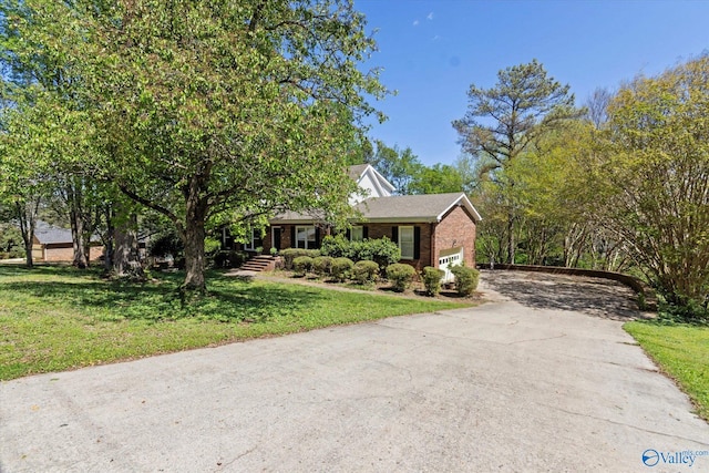 view of front of property featuring a front yard