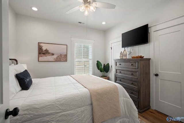 bedroom featuring ceiling fan, wood finished floors, visible vents, and recessed lighting