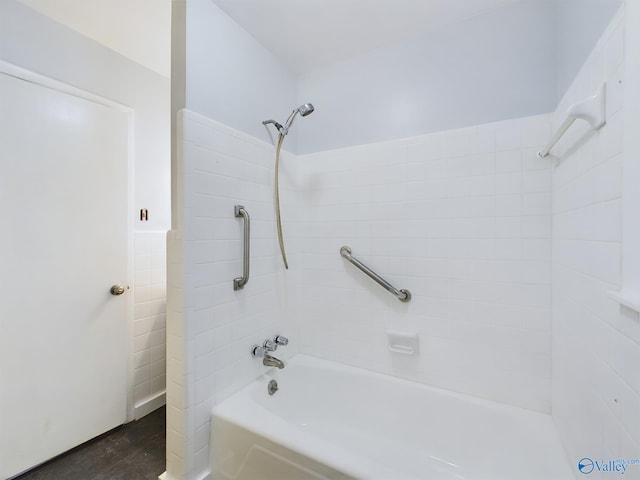 bathroom with tiled shower / bath combo