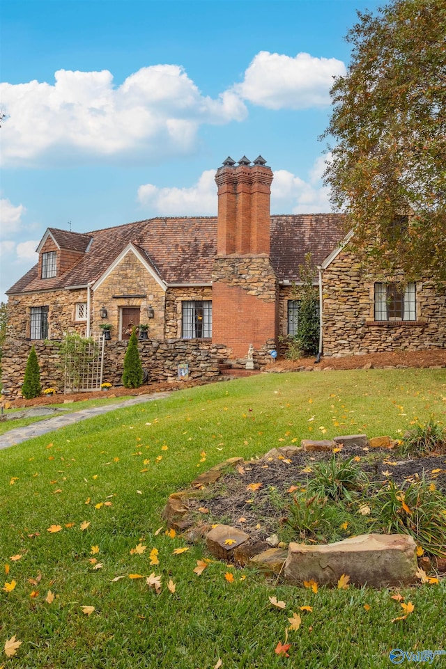 view of front facade featuring a front yard