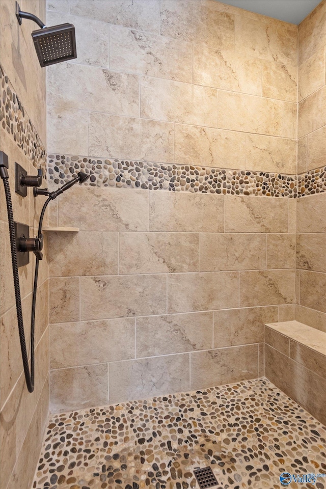 bathroom featuring tiled shower