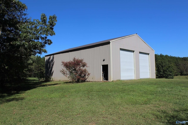 view of outdoor structure featuring a garage and a yard