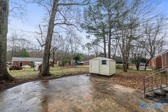 view of yard featuring a storage unit and an outdoor structure