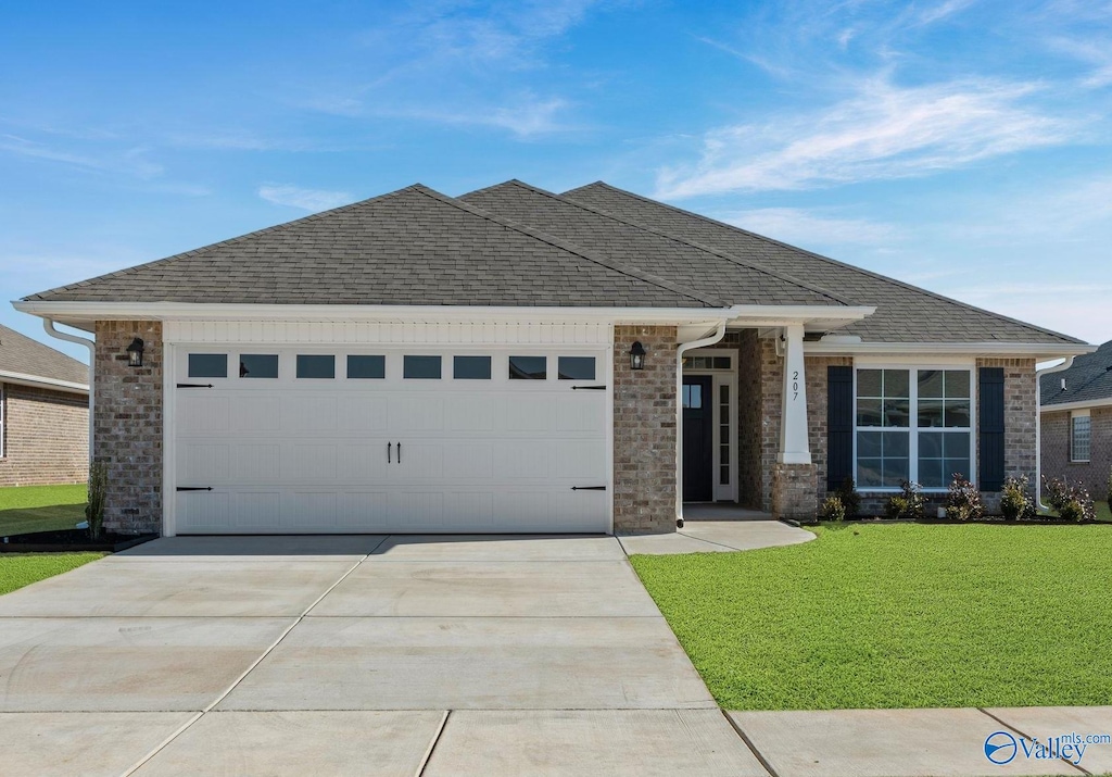 view of front of house featuring a garage and a front yard