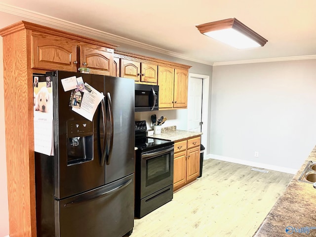 kitchen featuring crown molding, range with electric cooktop, light wood-type flooring, and stainless steel fridge