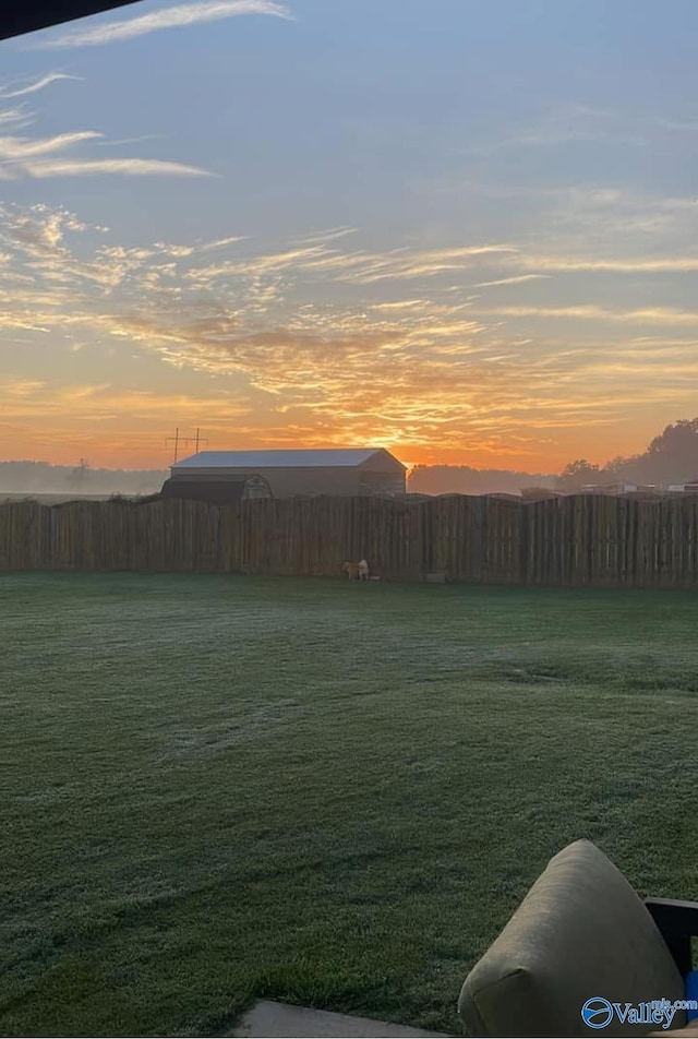 view of yard at dusk