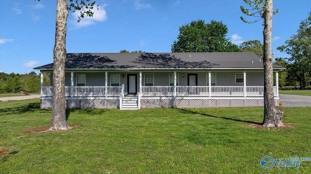 view of front facade featuring a front yard and covered porch
