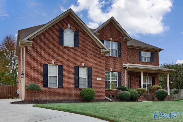 view of front facade featuring a front lawn