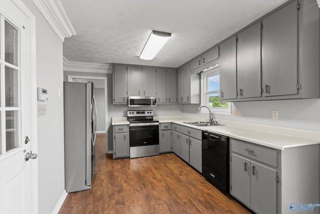 kitchen featuring stainless steel appliances, sink, dark hardwood / wood-style flooring, and gray cabinetry