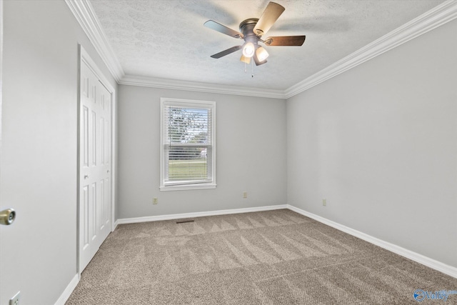 unfurnished bedroom featuring ceiling fan, a textured ceiling, and carpet flooring