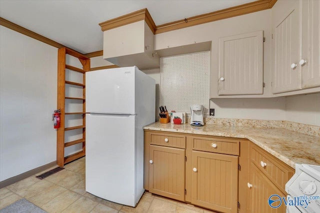 kitchen with visible vents, range, freestanding refrigerator, and crown molding