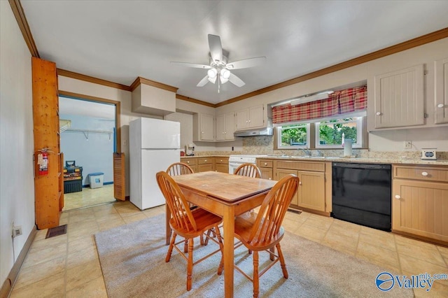 kitchen featuring a sink, a ceiling fan, white appliances, under cabinet range hood, and crown molding