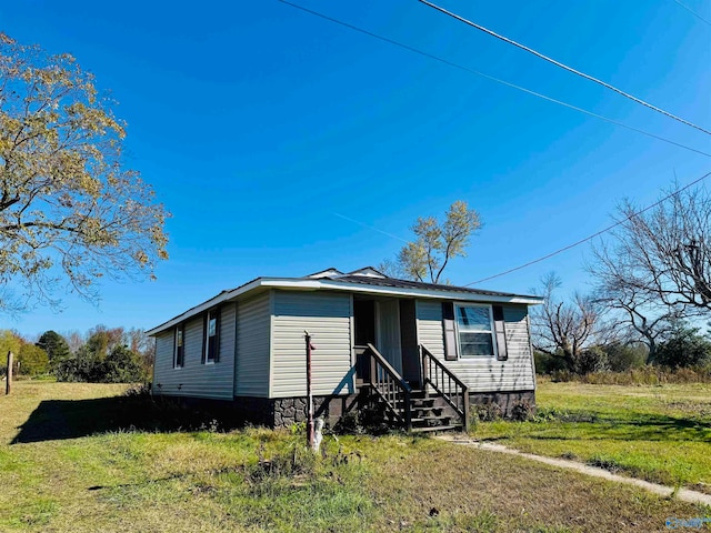 view of front facade with a front lawn