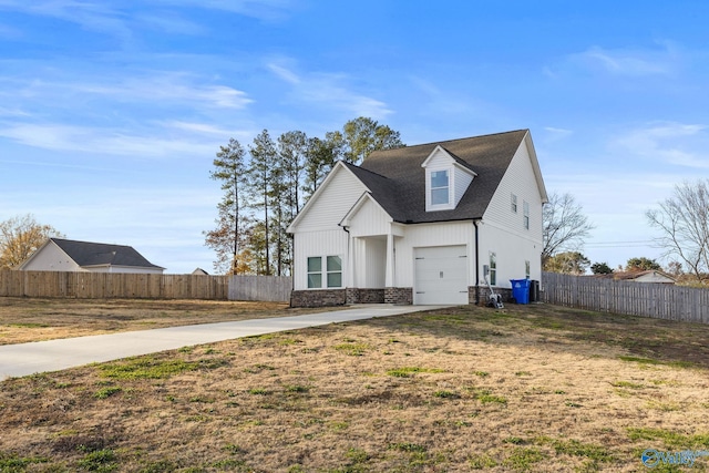 view of front facade featuring a garage and a front yard