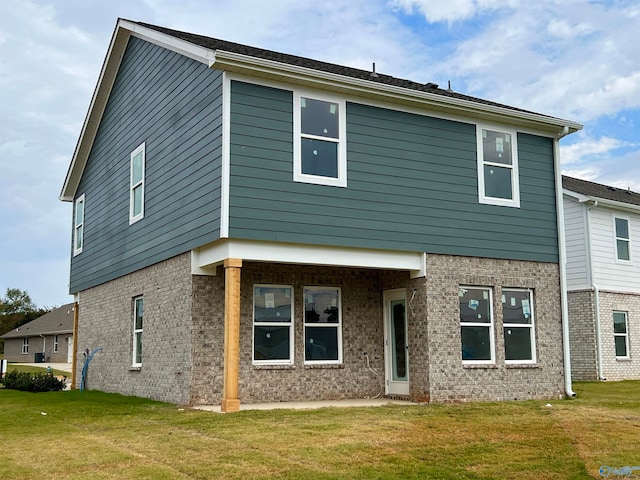 view of front of home featuring a front yard