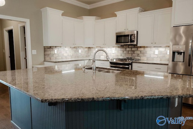 207 Somerton Dr, Huntsville, AL 35811 - kitchen featuring appliances with stainless steel finishes, a sink, crown molding, a spacious island, and dark wood-type flooring