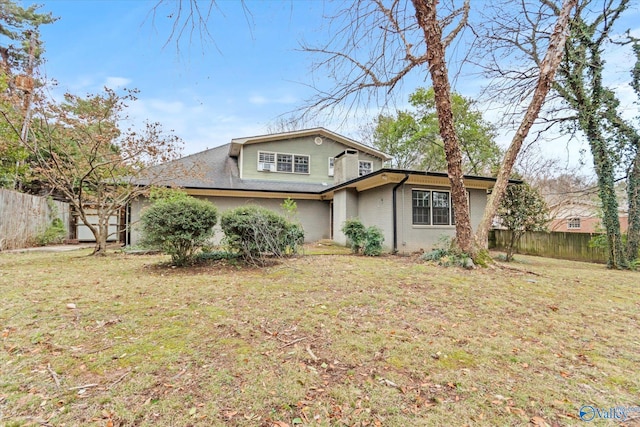 view of front of property featuring fence and a front yard