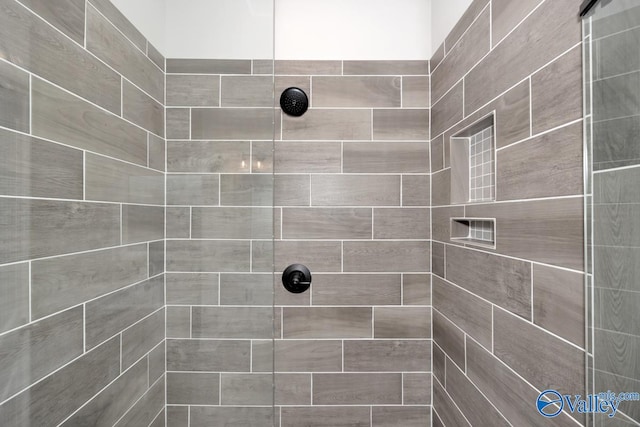 bathroom featuring a tile shower