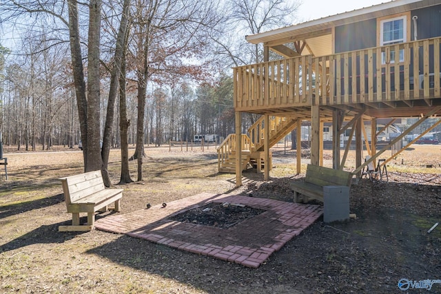 view of yard featuring a fire pit