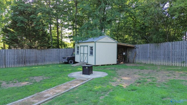 view of yard featuring a shed